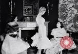 Immagine di Sfilata di moda New York United States USA, 1956, secondo 59 filmato di repertorio 65675040936