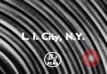 Immagine di Tuta di calore Long Island City New York USA, 1956, secondo 5 filmato di repertorio 65675040941