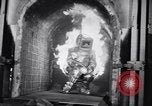 Immagine di Tuta di calore Long Island City New York USA, 1956, secondo 38 filmato di repertorio 65675040941