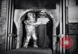 Immagine di Tuta di calore Long Island City New York USA, 1956, secondo 48 filmato di repertorio 65675040941