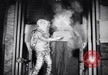 Immagine di Tuta di calore Long Island City New York USA, 1956, secondo 55 filmato di repertorio 65675040941
