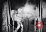 Immagine di Tuta di calore Long Island City New York USA, 1956, secondo 56 filmato di repertorio 65675040941