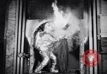 Immagine di Tuta di calore Long Island City New York USA, 1956, secondo 57 filmato di repertorio 65675040941