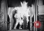 Immagine di Tuta di calore Long Island City New York USA, 1956, secondo 61 filmato di repertorio 65675040941