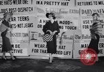 Immagine di Sfilata di moda New York United States USA, 1956, secondo 6 filmato di repertorio 65675040950
