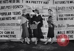 Immagine di Sfilata di moda New York United States USA, 1956, secondo 8 filmato di repertorio 65675040950
