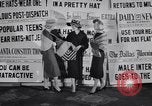 Immagine di Sfilata di moda New York United States USA, 1956, secondo 9 filmato di repertorio 65675040950