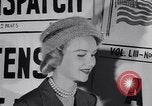 Immagine di Sfilata di moda New York United States USA, 1956, secondo 15 filmato di repertorio 65675040950