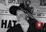 Immagine di Sfilata di moda New York United States USA, 1956, secondo 21 filmato di repertorio 65675040950