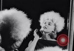 Immagine di Sfilata di moda New York United States USA, 1956, secondo 26 filmato di repertorio 65675040950