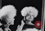 Immagine di Sfilata di moda New York United States USA, 1956, secondo 27 filmato di repertorio 65675040950