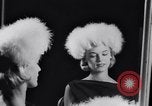 Immagine di Sfilata di moda New York United States USA, 1956, secondo 29 filmato di repertorio 65675040950