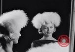 Immagine di Sfilata di moda New York United States USA, 1956, secondo 30 filmato di repertorio 65675040950