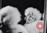 Immagine di Sfilata di moda New York United States USA, 1956, secondo 31 filmato di repertorio 65675040950