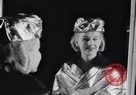 Immagine di Sfilata di moda New York United States USA, 1956, secondo 36 filmato di repertorio 65675040950