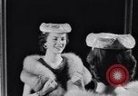 Immagine di Sfilata di moda New York United States USA, 1956, secondo 51 filmato di repertorio 65675040950