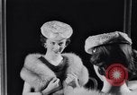 Immagine di Sfilata di moda New York United States USA, 1956, secondo 52 filmato di repertorio 65675040950