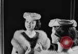 Immagine di Sfilata di moda New York United States USA, 1956, secondo 53 filmato di repertorio 65675040950