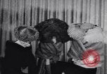 Immagine di Sfilata di moda New York United States USA, 1956, secondo 55 filmato di repertorio 65675040950