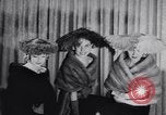 Immagine di Sfilata di moda New York United States USA, 1956, secondo 56 filmato di repertorio 65675040950