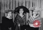 Immagine di Sfilata di moda New York United States USA, 1956, secondo 57 filmato di repertorio 65675040950