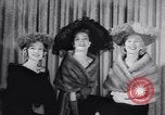 Immagine di Sfilata di moda New York United States USA, 1956, secondo 58 filmato di repertorio 65675040950