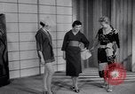 Immagine di Sfilata di moda New York United States USA, 1956, secondo 36 filmato di repertorio 65675040956