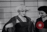 Immagine di Sfilata di moda New York United States USA, 1956, secondo 39 filmato di repertorio 65675040956