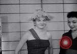 Immagine di Sfilata di moda New York United States USA, 1956, secondo 41 filmato di repertorio 65675040956