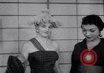 Immagine di Sfilata di moda New York United States USA, 1956, secondo 43 filmato di repertorio 65675040956