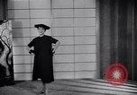 Immagine di Sfilata di moda New York United States USA, 1956, secondo 52 filmato di repertorio 65675040956