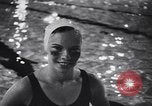 Standbild Schwimmen Meisterschaft Tyler Texas USA, 1956, aus Sekunde 58 historischem Filmmaterial Videoclip 65675040957