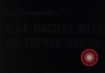 Standbild RAF-Kampfflugzeuge greifen deutsche Bomberflugzeuge an England, Vereinigtes Königreich, 1940, aus Sekunde 1 historischem Filmmaterial Videoclip 65675041004