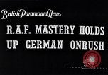 Standbild RAF-Kampfflugzeuge greifen deutsche Bomberflugzeuge an England, Vereinigtes Königreich, 1940, aus Sekunde 3 historischem Filmmaterial Videoclip 65675041004