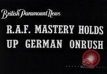 Standbild RAF-Kampfflugzeuge greifen deutsche Bomberflugzeuge an England, Vereinigtes Königreich, 1940, aus Sekunde 5 historischem Filmmaterial Videoclip 65675041004