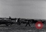 Standbild RAF-Kampfflugzeuge greifen deutsche Bomberflugzeuge an England, Vereinigtes Königreich, 1940, aus Sekunde 8 historischem Filmmaterial Videoclip 65675041004