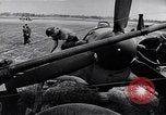Standbild RAF-Kampfflugzeuge greifen deutsche Bomberflugzeuge an England, Vereinigtes Königreich, 1940, aus Sekunde 16 historischem Filmmaterial Videoclip 65675041004