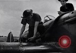 Standbild RAF-Kampfflugzeuge greifen deutsche Bomberflugzeuge an England, Vereinigtes Königreich, 1940, aus Sekunde 17 historischem Filmmaterial Videoclip 65675041004
