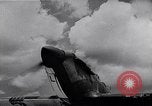 Standbild RAF-Kampfflugzeuge greifen deutsche Bomberflugzeuge an England, Vereinigtes Königreich, 1940, aus Sekunde 37 historischem Filmmaterial Videoclip 65675041004