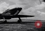 Standbild RAF-Kampfflugzeuge greifen deutsche Bomberflugzeuge an England, Vereinigtes Königreich, 1940, aus Sekunde 38 historischem Filmmaterial Videoclip 65675041004