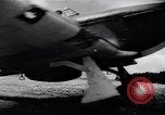 Standbild RAF-Kampfflugzeuge greifen deutsche Bomberflugzeuge an England, Vereinigtes Königreich, 1940, aus Sekunde 40 historischem Filmmaterial Videoclip 65675041004