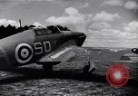 Standbild RAF-Kampfflugzeuge greifen deutsche Bomberflugzeuge an England, Vereinigtes Königreich, 1940, aus Sekunde 42 historischem Filmmaterial Videoclip 65675041004