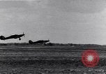 Standbild RAF-Kampfflugzeuge greifen deutsche Bomberflugzeuge an England, Vereinigtes Königreich, 1940, aus Sekunde 43 historischem Filmmaterial Videoclip 65675041004