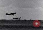 Standbild RAF-Kampfflugzeuge greifen deutsche Bomberflugzeuge an England, Vereinigtes Königreich, 1940, aus Sekunde 44 historischem Filmmaterial Videoclip 65675041004