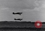 Standbild RAF-Kampfflugzeuge greifen deutsche Bomberflugzeuge an England, Vereinigtes Königreich, 1940, aus Sekunde 45 historischem Filmmaterial Videoclip 65675041004