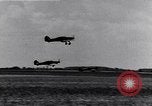 Standbild RAF-Kampfflugzeuge greifen deutsche Bomberflugzeuge an England, Vereinigtes Königreich, 1940, aus Sekunde 46 historischem Filmmaterial Videoclip 65675041004