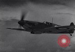 Standbild RAF-Kampfflugzeuge greifen deutsche Bomberflugzeuge an England, Vereinigtes Königreich, 1940, aus Sekunde 47 historischem Filmmaterial Videoclip 65675041004
