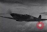 Standbild RAF-Kampfflugzeuge greifen deutsche Bomberflugzeuge an England, Vereinigtes Königreich, 1940, aus Sekunde 48 historischem Filmmaterial Videoclip 65675041004