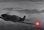 Standbild RAF-Kampfflugzeuge greifen deutsche Bomberflugzeuge an England, Vereinigtes Königreich, 1940, aus Sekunde 49 historischem Filmmaterial Videoclip 65675041004