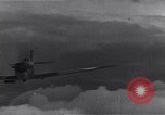 Standbild RAF-Kampfflugzeuge greifen deutsche Bomberflugzeuge an England, Vereinigtes Königreich, 1940, aus Sekunde 51 historischem Filmmaterial Videoclip 65675041004